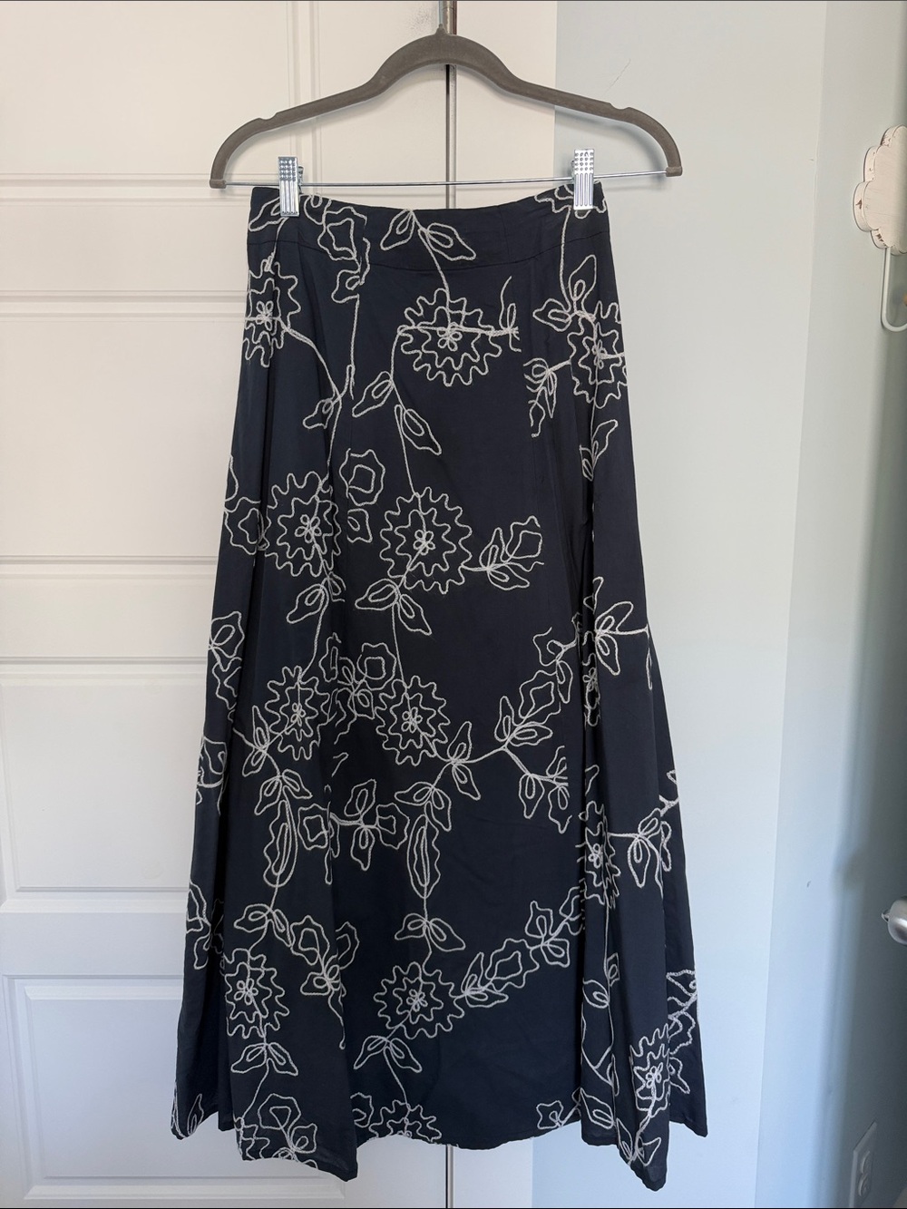 Madison Matthews Navy Floral Embroidered Skirt - Sz Small